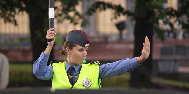 Сигналы регулировщика: проверьте свои знания ПДД